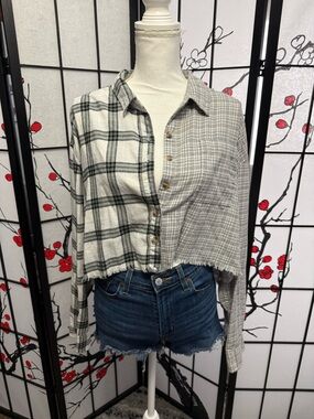 Aeropostale Gray & White Mixed Plaid Cropped Button-Down Shirt
